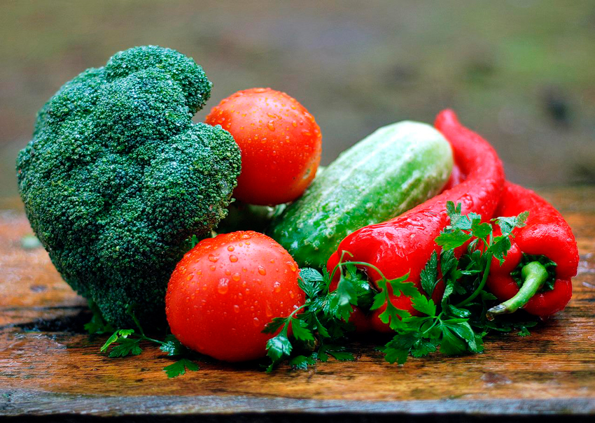 verduras frescas sacadas de la nevera